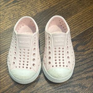 Native Kids Water Shoes - Light Pink and White